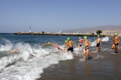 La prueba ha mezclado la actividad deportiva y la metáfora de ‘mojarse por el tren’.