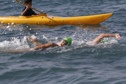 215 almerienses se han lanzado al mar para recuperar esta prueba tradicional del mes de agosto en la ciudad.