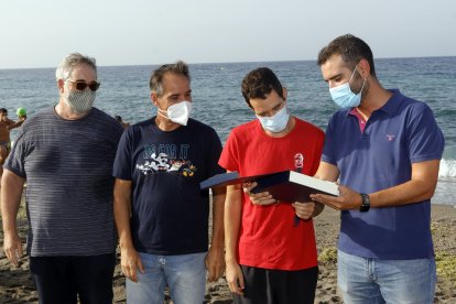 Carlos Tejada recibió una placa en agradecimiento a su labor deportiva.