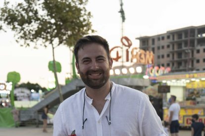 Fran y su hija Martina, de 6 años, esta última vestida de ‘flamenca’ para disfrutar del último día de ‘cacharricos’
