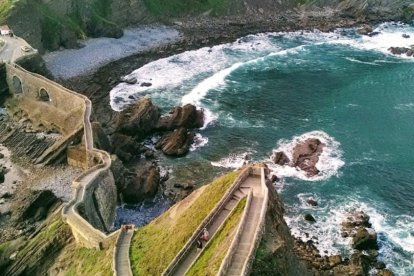 Mucha belleza en San Juan de Gaztelugatxe, en el País Vasco. FOTO DE GOOGLE MAPS.
