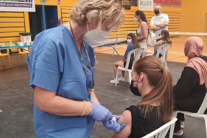 Sanitaria inyectando vacunas.