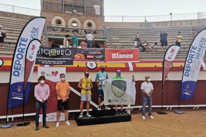 El podio instalado en la Plaza de Toros.