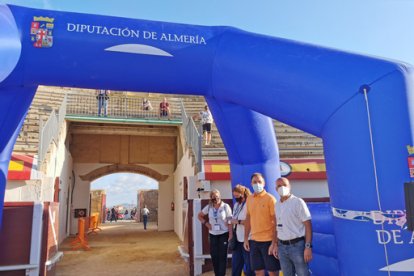 Esperando la llegada de los campeones.