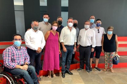 Otra foto de socialistas de la capital con Juan Espadas.