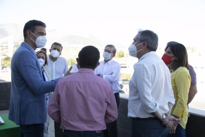 Pedro Sánchez, con Fernando Martínez y Juan Espadas, entre otros, antes del acto.