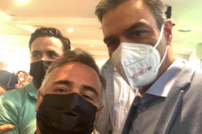 Selfie de Antonio Ruano con Pedro Sánchez.