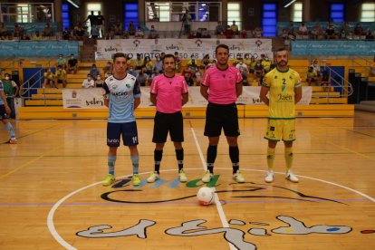 Los capitanes con los árbitros.