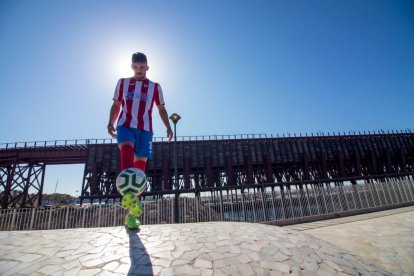 El protagonista de las escenas grabadas es Toni.