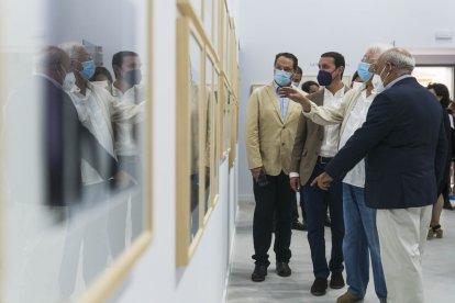 Pérez Siquier explica su obra a los asistentes.