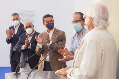 Aplausos para Carlos Pérez Siquier.