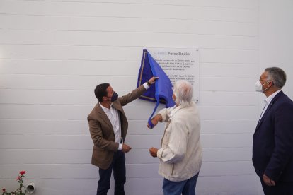 El presidente de la Diputación, Javier A. García, descubre junto a Pérez Siquier la placa conmemorativa.