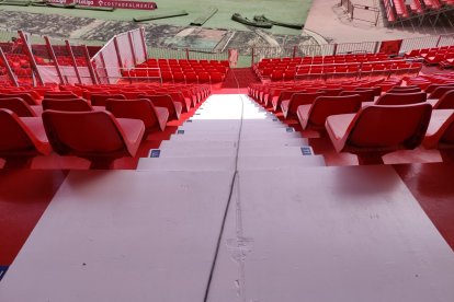 Las escaleras se han pintado de blanco.