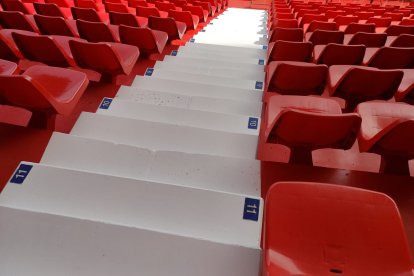 Escaleras, pintadas y numeradas.