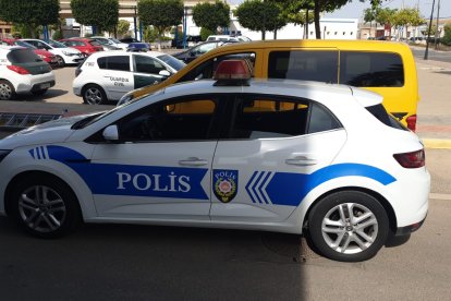 Un coche preparado como un vehículo policial turco.