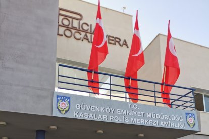 El concejal y dos policías, con el representante de la productora.