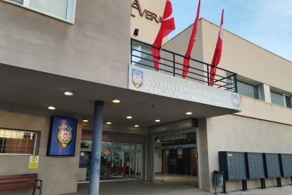La fachada de la comisaría de la Policía Local de Vera, decorada para la serie.