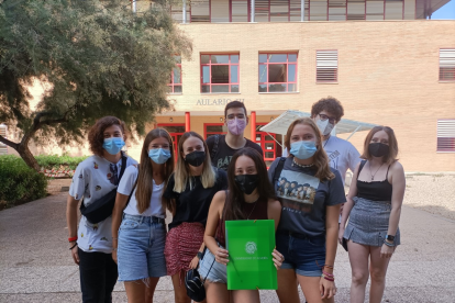 Grupo de 3º de Psicología, a las puertas del Aulario III del campus.