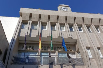 Fachada del Ayuntamiento de Roquetas este viernes.
