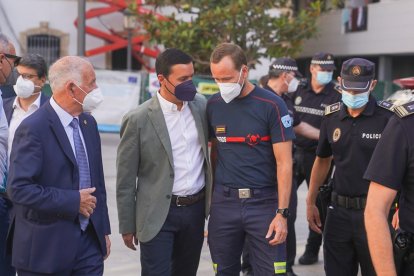 Javier Aureliano consuela a un compañero del fallecido.