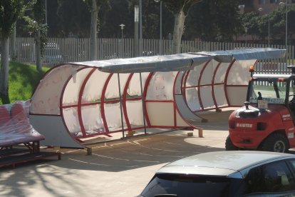 Colocados en la rampa de acceso.