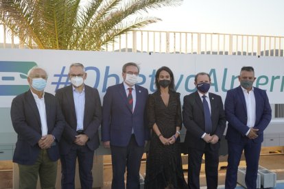 Representantes del Gobierno de España, a su llegada al acto.