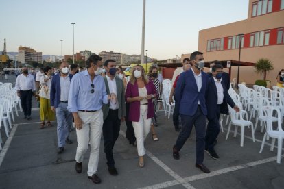 La llegada de la comitiva de Junta, Ayuntamiento y Diputación al Puerto de Almería.