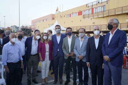 El director de La Voz y la consejera de Fomento, junto a dirigentes y cargos institucionales del PP y empresarios.