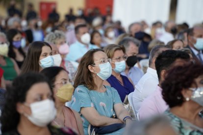 Antonia S. Villanueva, subdirectora de LA VOZ, sigue el desarrollo del acto.