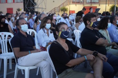 Rostros muy atentos al desarrollo de un acto celebrado en las instalaciones portuarias.