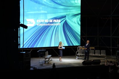 Los periodistas Mar Villalobos y Cristóbal Cervantes.