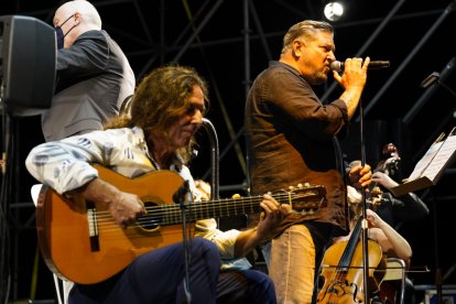 Diego Cruz y Tomatito, con la OCAL detrás.