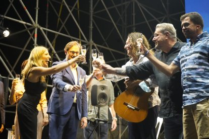 Mar Villalobos, David Baños, Tomatito, Diego Cruz y Alvarito brindando tras el acto.