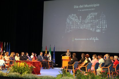Ambiente festivo en el Teatro Auditorio de El Ejido.