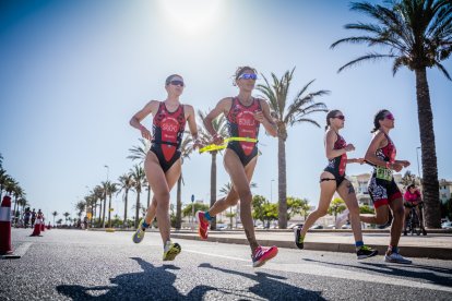Más de 3.000 deportistas llenan de color Roquetas de Mar.