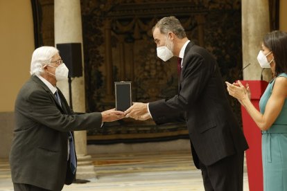 El fotógrafo, recibiendo de mano del rey Felipe VI la Medalla de Oro al mérito en las Bellas Artes.