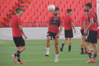 Arnau Puigmal con el balón.