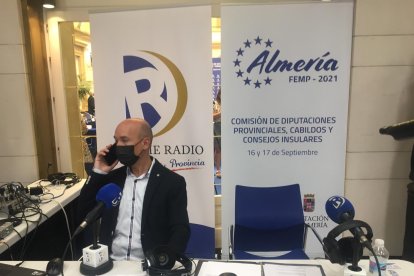 Radio en directo para retransmitir la reunión.