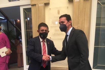Francisco Reyes, presidente de la Diputación de Jaén, estrecha la mano de Javier Aureliano García.
