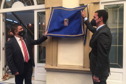 El presidente de la Diputación descubre una placa conmemorativa.