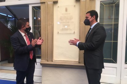 Aplausos tras el descubrimiento de una placa conmemorativa.