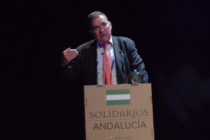 En el escenario, Pedro Luis Gómez.
