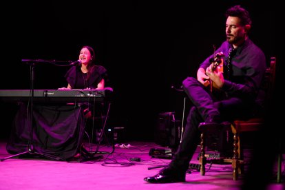 Actuación de la cantante Mar Hernández, con Francis Hernández a la guitarra.
