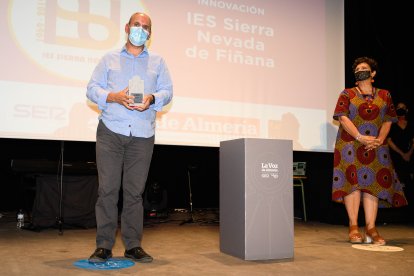 Premio Innovación para el IES Sierra Nevada de Fiñana, un centro educativo que comenzó su andadura en 1969. Lo ha recogido su director, Luis María Lombardero.