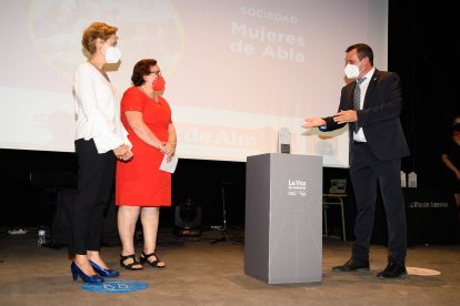Las mujeres de Abla, merecedoras del Premio Sociedad, que recogen Manuela Ortiz Bono, presidenta de la asociación de cuidadores, y Rosalía García Villegas, representante de las costureras.