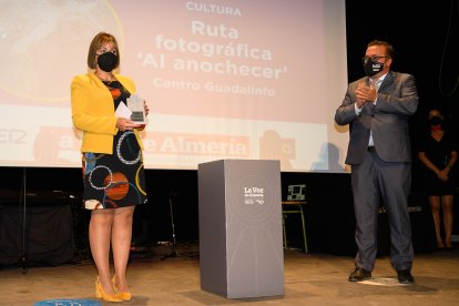 Premio Cultura para la Ruta Fotográfica Al Anochecer de Abrucena. Gertrudis Hernández Ruiz, responsable del centro Guadalinfo, lo ha recogido.