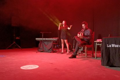 Mar Hernández, con Francis Hernández a la guitarra, durante su segunda actuación en la gala.