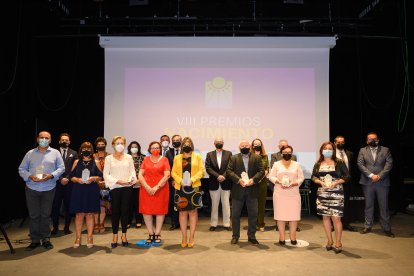 Foto de familia de premiados, directivos y personal de LA VOZ y autoridades.
