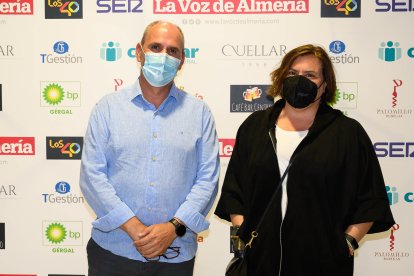 Luis Lombardero, director del IES Sierra Nevada y premiado en Innovación, junto a Zulema Jiménez, jefa de estudios del IES Sierra Nevada de Fiñana.