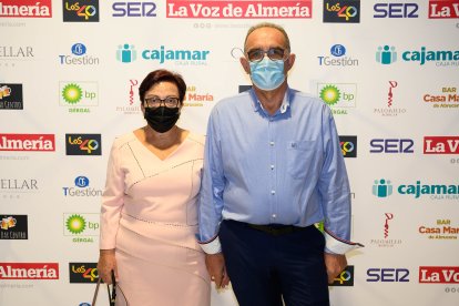 Amalia Martínez, premiada en Gente, junto a su acompañante Francisco José Barrios.